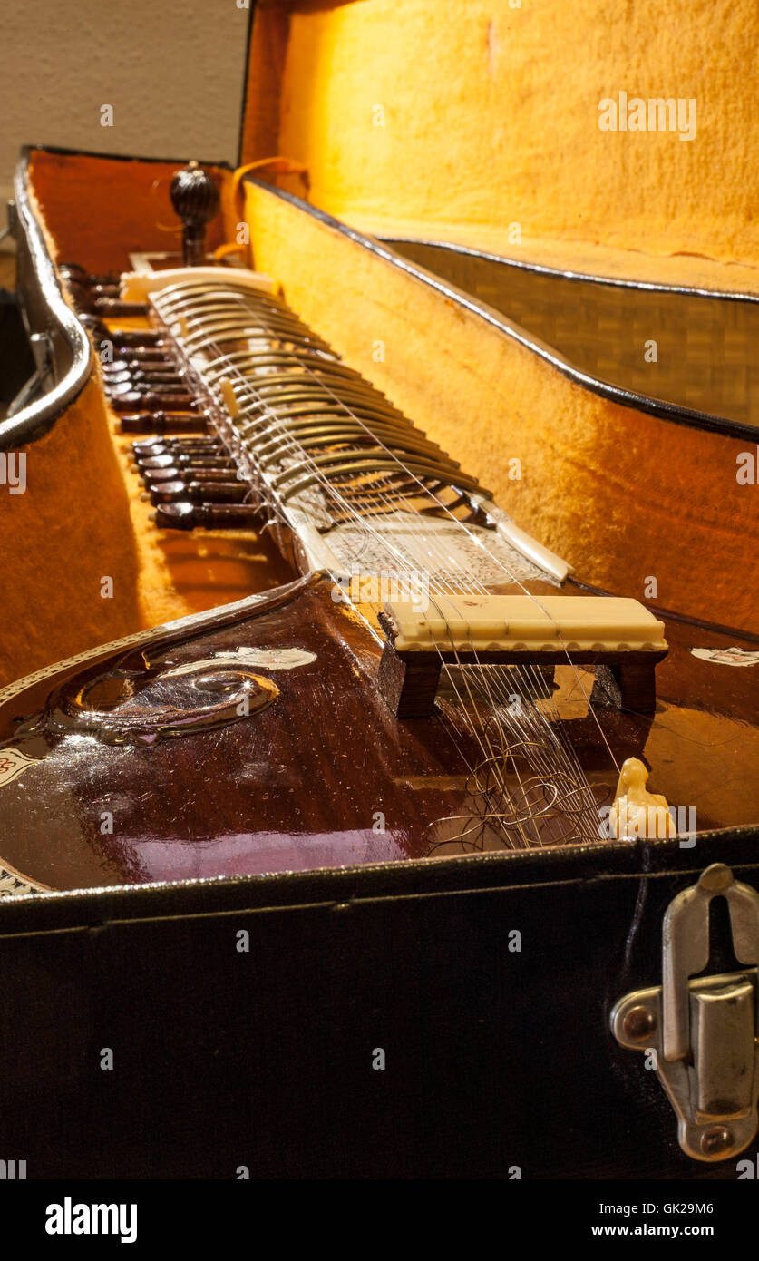 Boîtier de l'instrument avec Sitar, une chaîne d'instruments de musique traditionnelle indienne. Close-up Banque D'Images