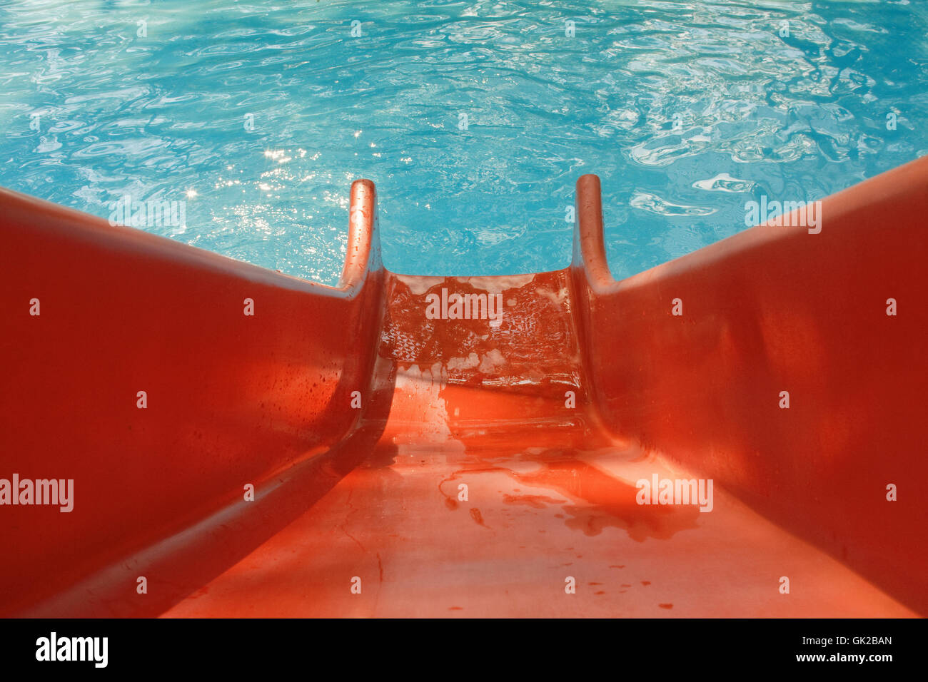 Faites glisser l'eau de piscine Banque D'Images