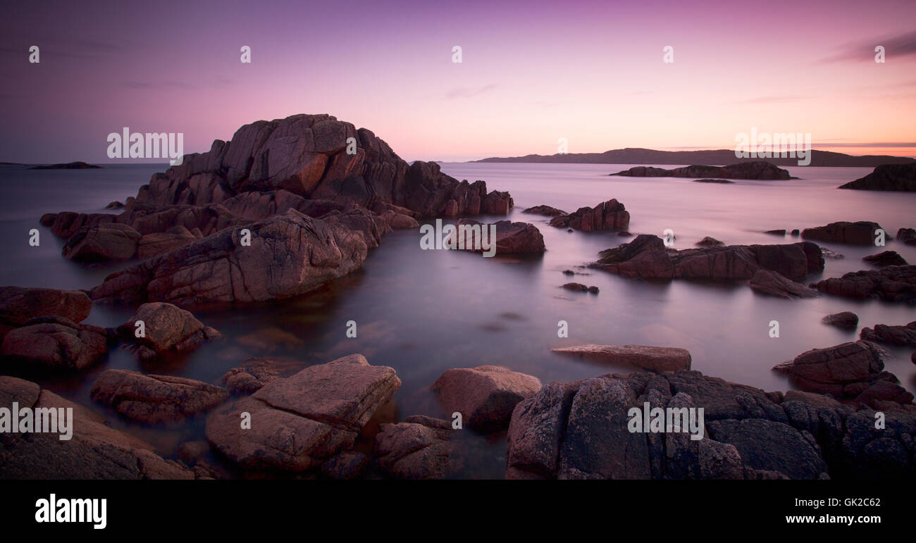 Coucher du soleil en regardant l'Iona Ross of Mull, Hébrides intérieures, de l'Écosse. Prises depuis le petit village d'Fidden. Banque D'Images