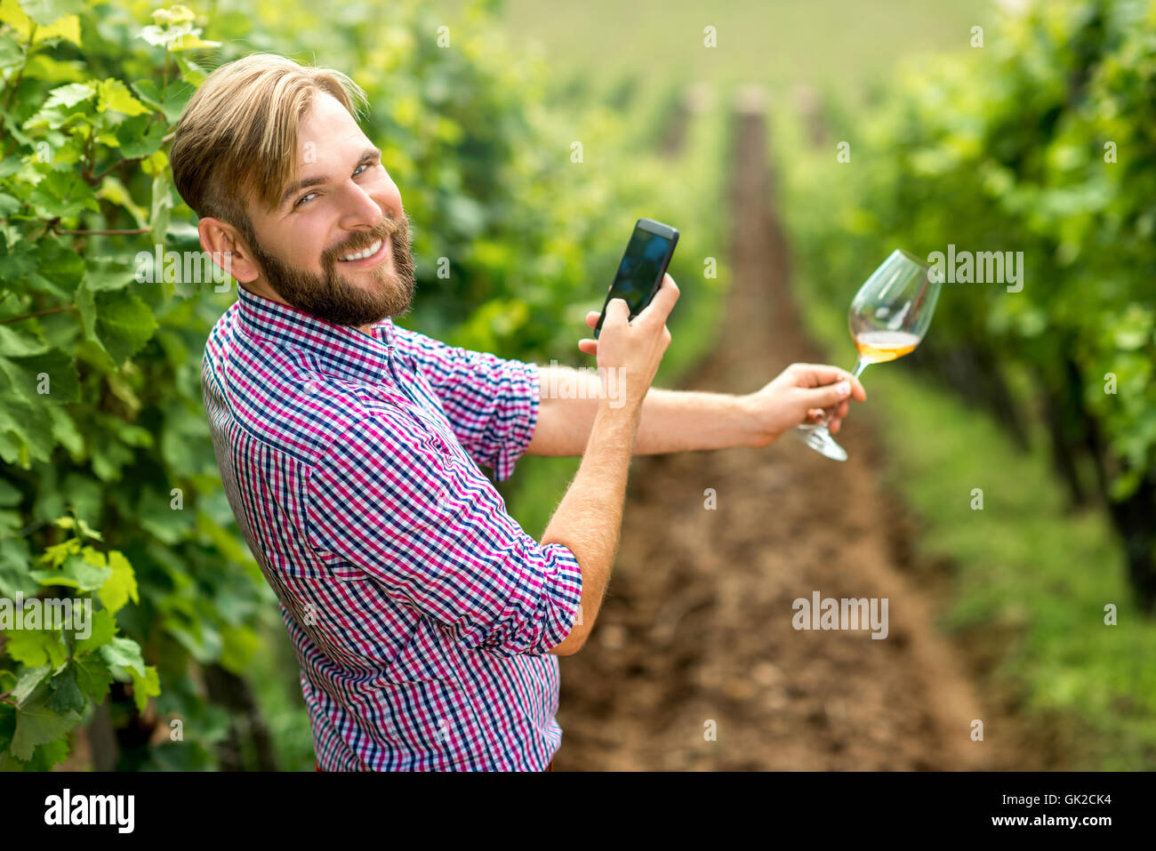 Man photographing verre de vin Banque D'Images