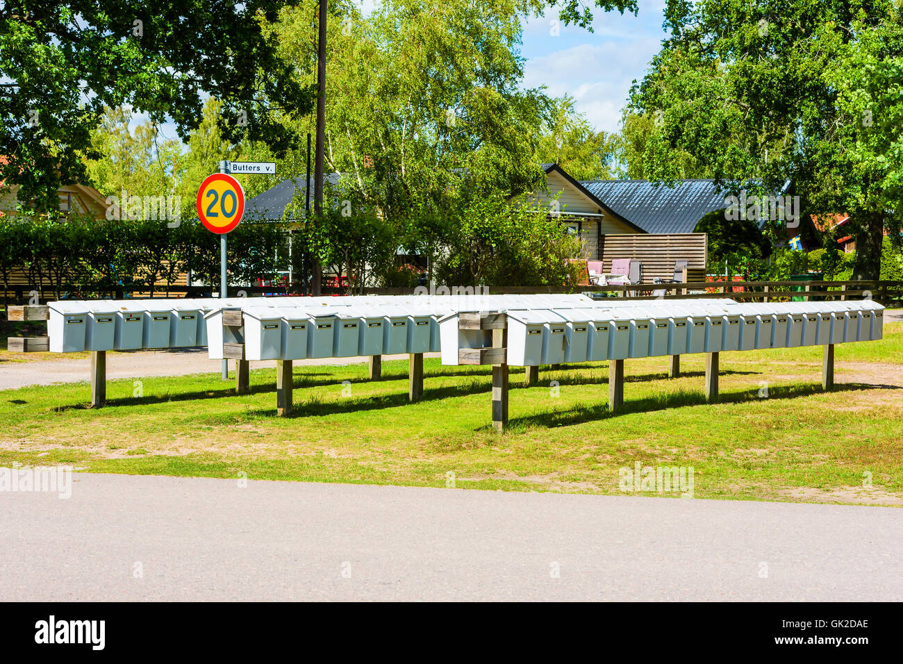 Hagby, Suède - le 10 août 2016 : beaucoup de boîtes aux lettres gris identiques à l'extérieur d'une maison de quartier du village. Banque D'Images