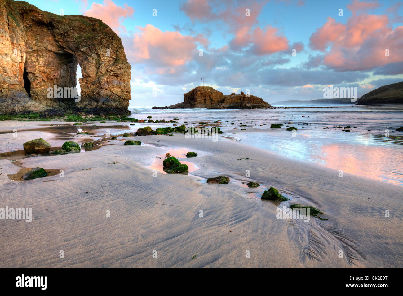 L'arche sur Broad Oak Beach capturé au lever du soleil. Banque D'Images