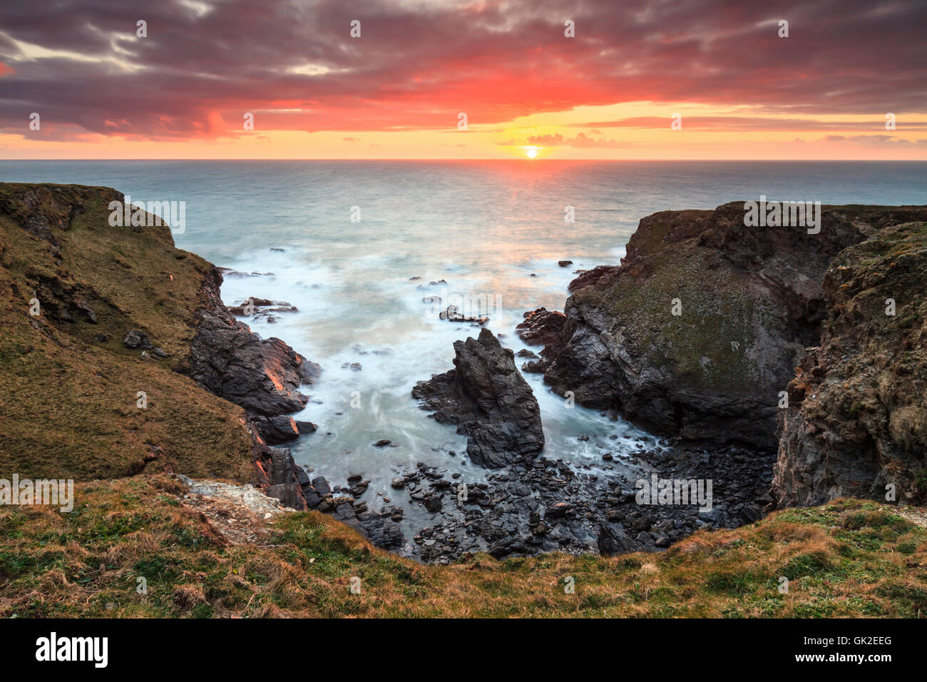 Une pile de la mer près de Porthcothan sur la côte nord de la Cornouailles. Banque D'Images