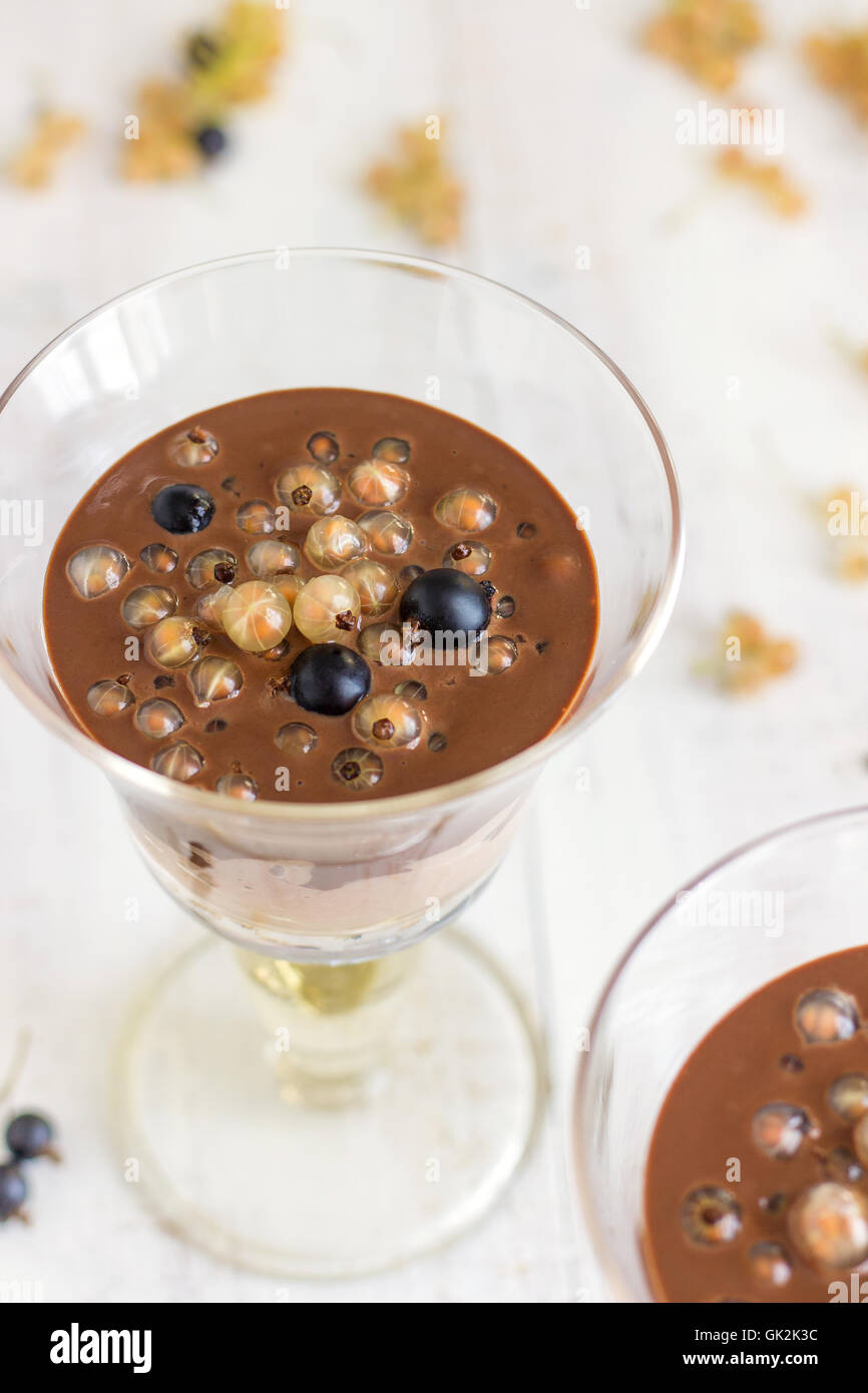 Mousse au chocolat au lait (Dessert) avec Groseille Blanc Banque D'Images