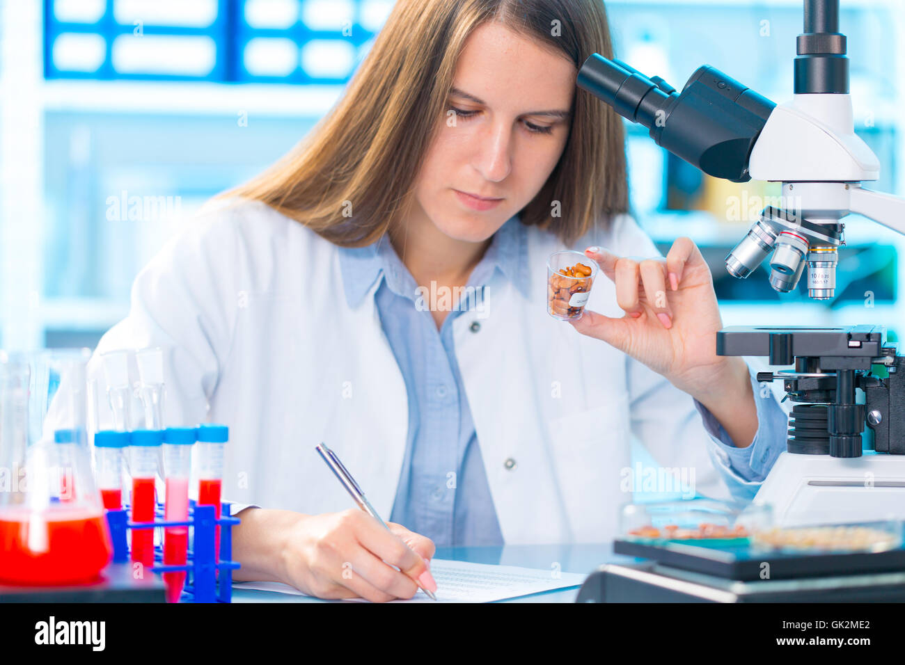 GM Recherche en laboratoire de microbiologie. Jeune femme chercheur Banque D'Images