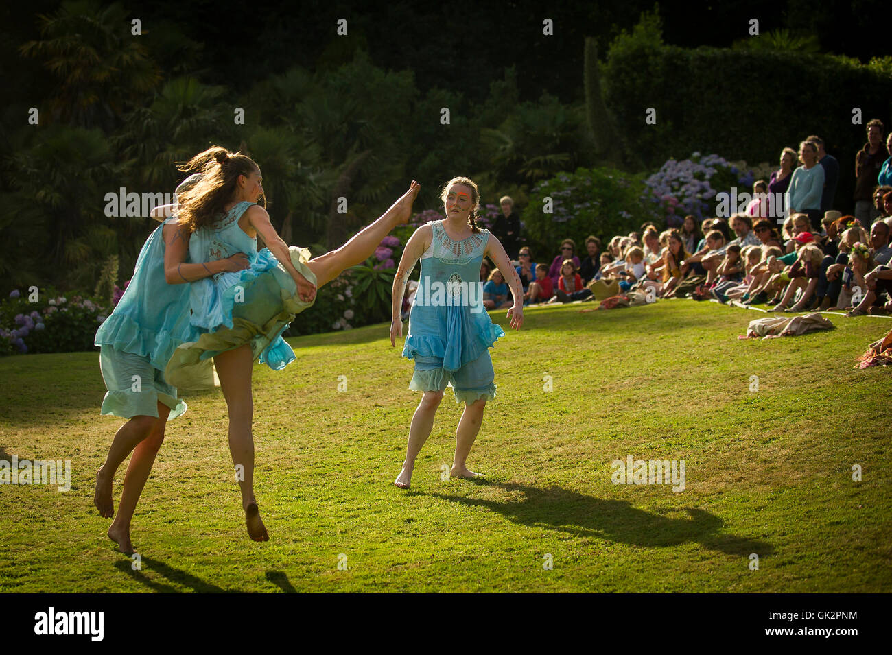 Cscape Dance Company effectuer leur spectaculaire Neptunalia à Trebah Gardens, à Cornwall. Banque D'Images
