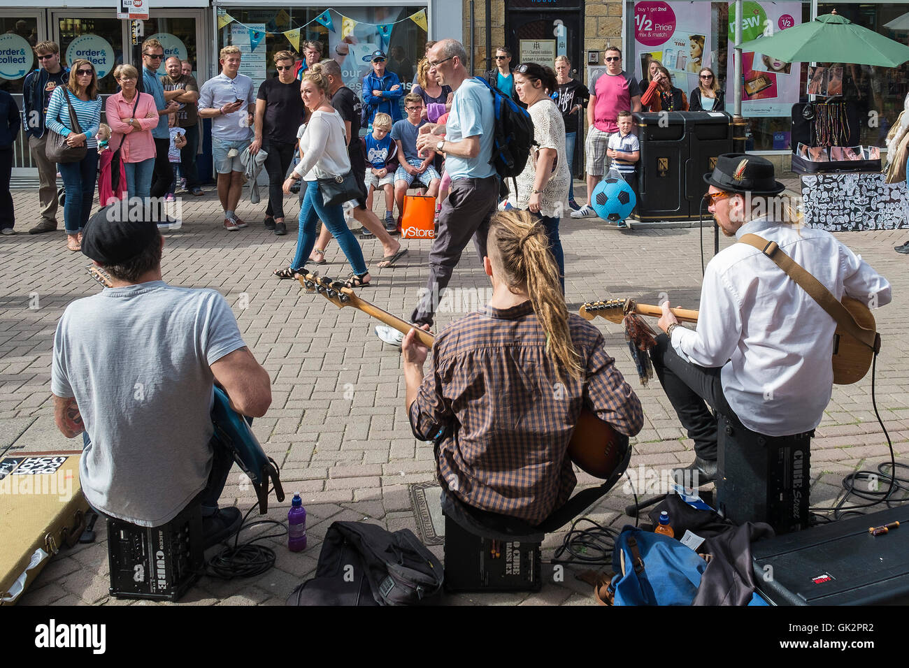 Des musiciens de la bande, la grande règle de divertir les vacanciers à Newquay, Cornwall. Banque D'Images