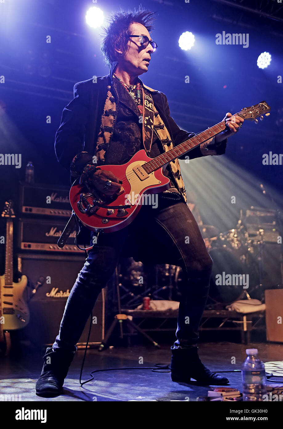 Earl Slick et Bernard Fowler l'exécution de David Bowie's à la station 'Station' Album de Liverpool O2 Academy comprend : Earl Slick Où : Liverpool, Royaume-Uni Quand : 28 Avr 2016 Banque D'Images