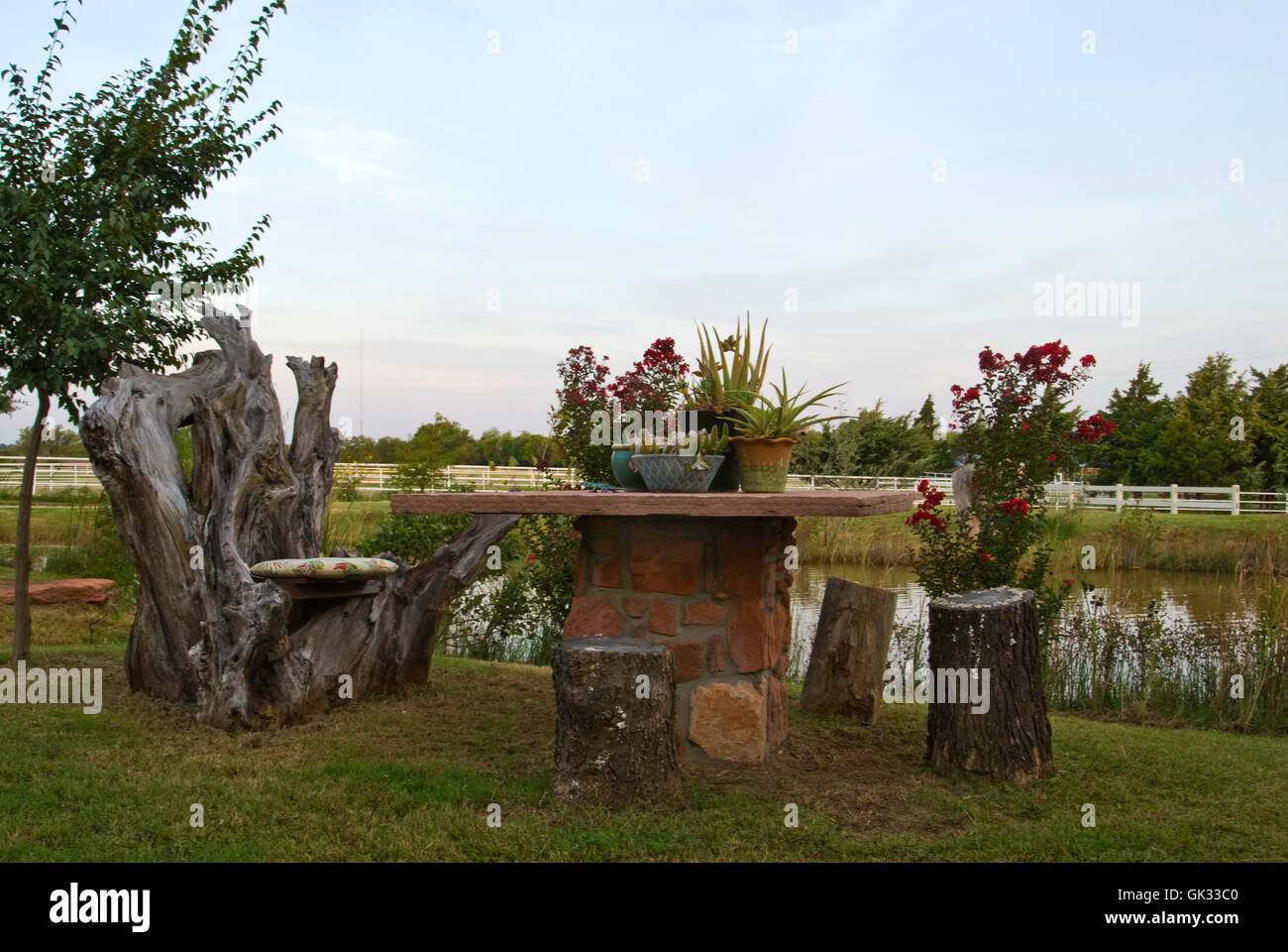 Tableau et président fabriqués à partir de souches et des journaux d'arbre, tableau de la pierre Banque D'Images