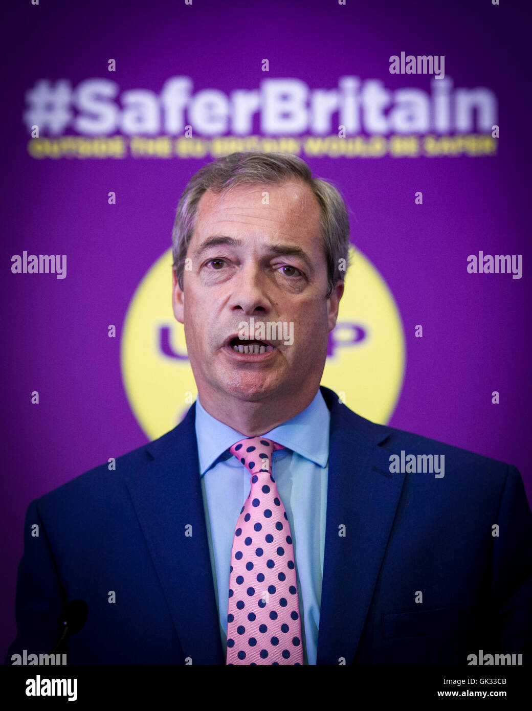 Leader de l'UKIP Nigel Farage brandit un passeport lors de son discours sur la façon dont, selon lui, le Royaume-Uni sera à l'abri des Daesh et autres terroristes jihadistes si le pays sort de l'Union européenne. Avec : Nigel Farage, Leader du UK Independence Pa Banque D'Images