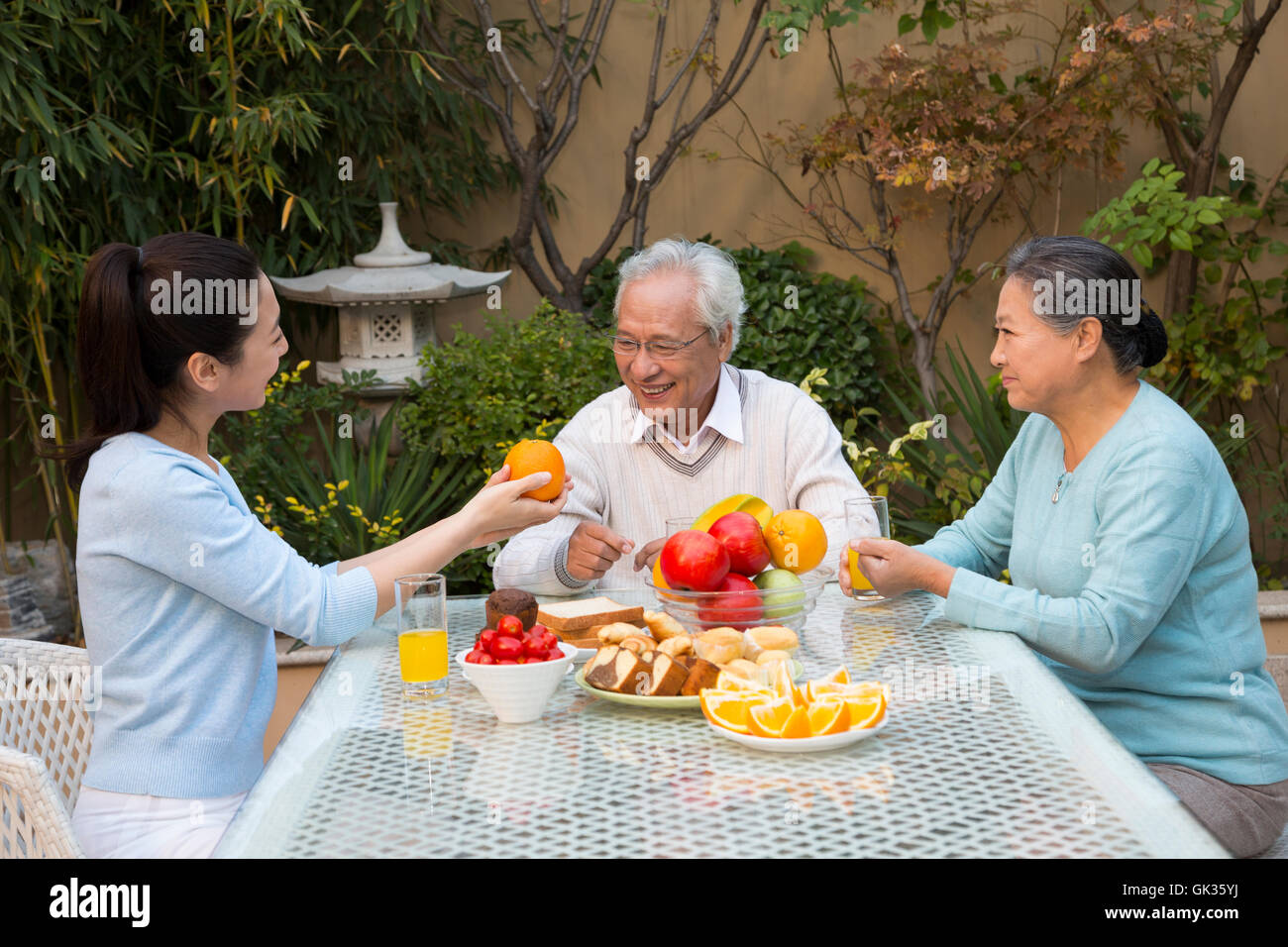 Family eating breakfast dans la cour Banque D'Images