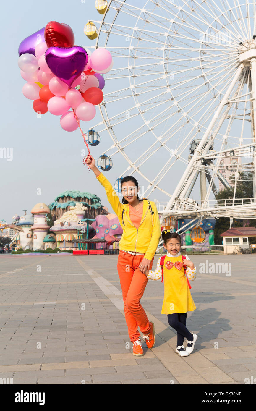 Mère et fille à l'amusement park Banque D'Images