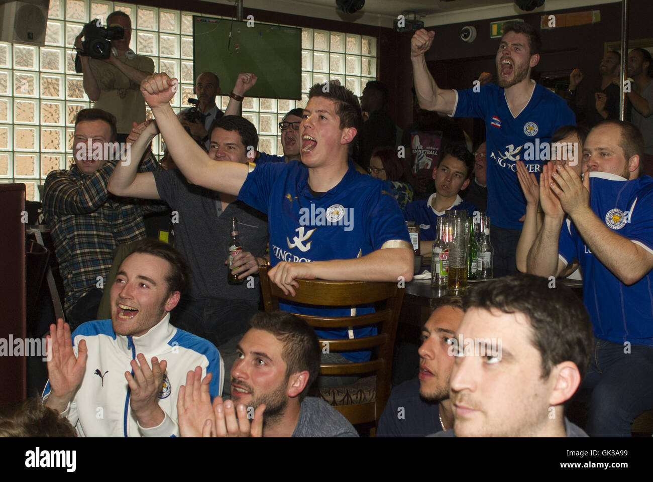 Leicester City C.F. fans à Yates's regarder le match de la Barclays Premier League contre Manchester United F.C. ayant lieu à Old Trafford. Une victoire pourrait voir les Renards soulever le trophée de la Barclays Premier League. Le match terminé 1-1. Doté d''atmosphère où : Banque D'Images