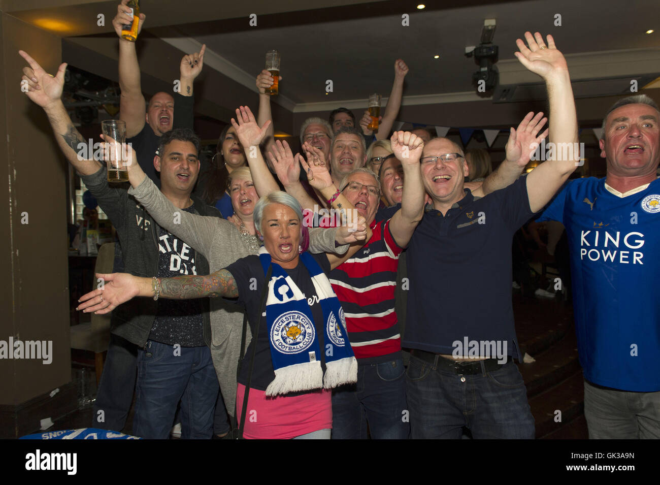 Leicester City C.F. fans à Yates's regarder le match de la Barclays Premier League contre Manchester United F.C. ayant lieu à Old Trafford. Une victoire pourrait voir les Renards soulever le trophée de la Barclays Premier League. Le match terminé 1-1. Doté d''atmosphère où : Banque D'Images