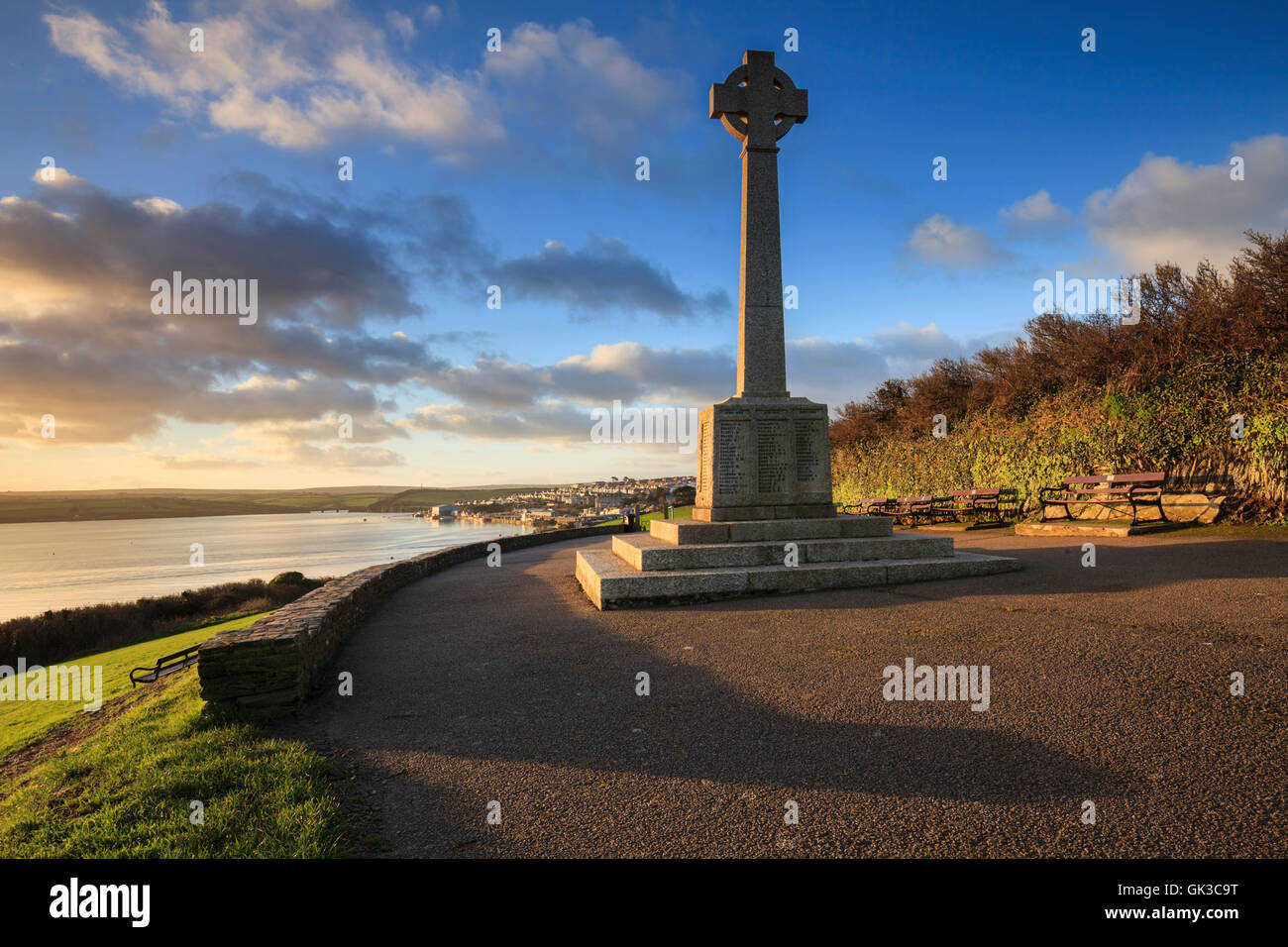 Une croix celtique au-dessus du port de Cornouailles de Padstow. Banque D'Images