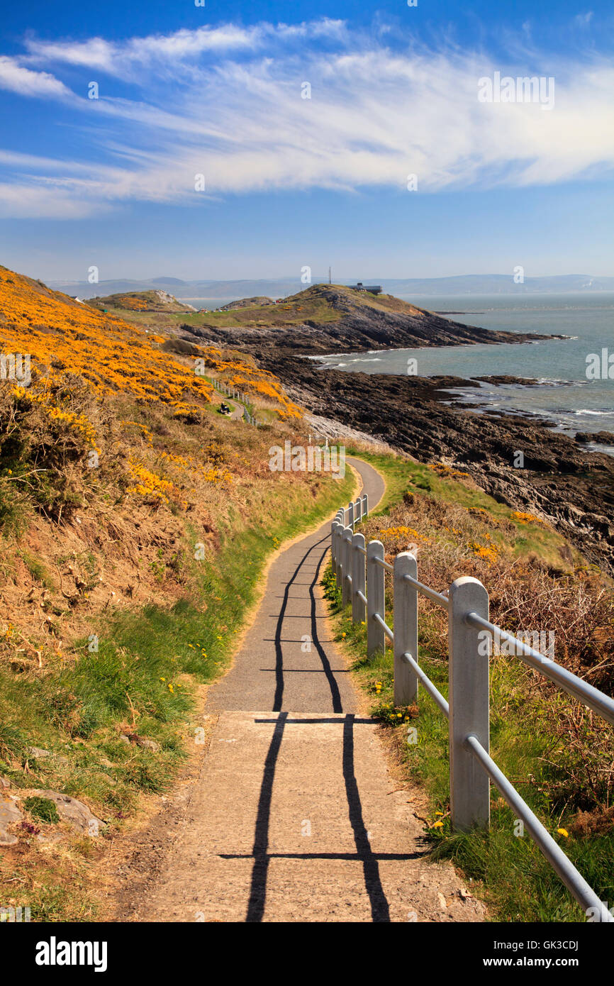 Le Pays de Galles côte près de la baie de calcaire sur la péninsule de Gower, à l'Affût Station dans la distance. Banque D'Images