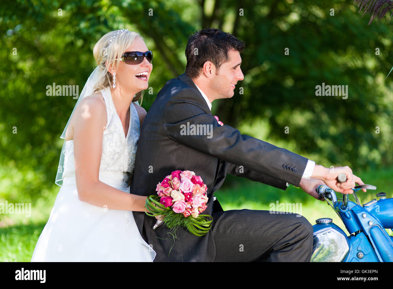 Couple de mariés en moto Banque D'Images
