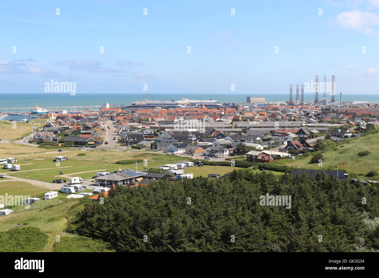 Avis de Hirtshals, une importante ville portuaire située sur la pointe nord du Danemark, de l'Europe. Vu du haut du phare. Banque D'Images