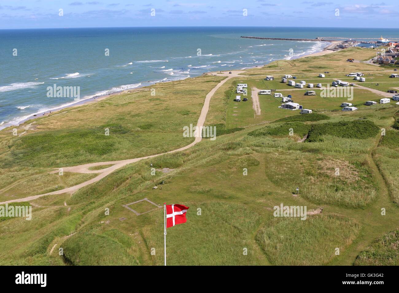 Vue depuis le haut du phare à Hirtshals, Danemark. La côte nord-ouest du Danemark et une partie de la ville Hirtshals. Banque D'Images