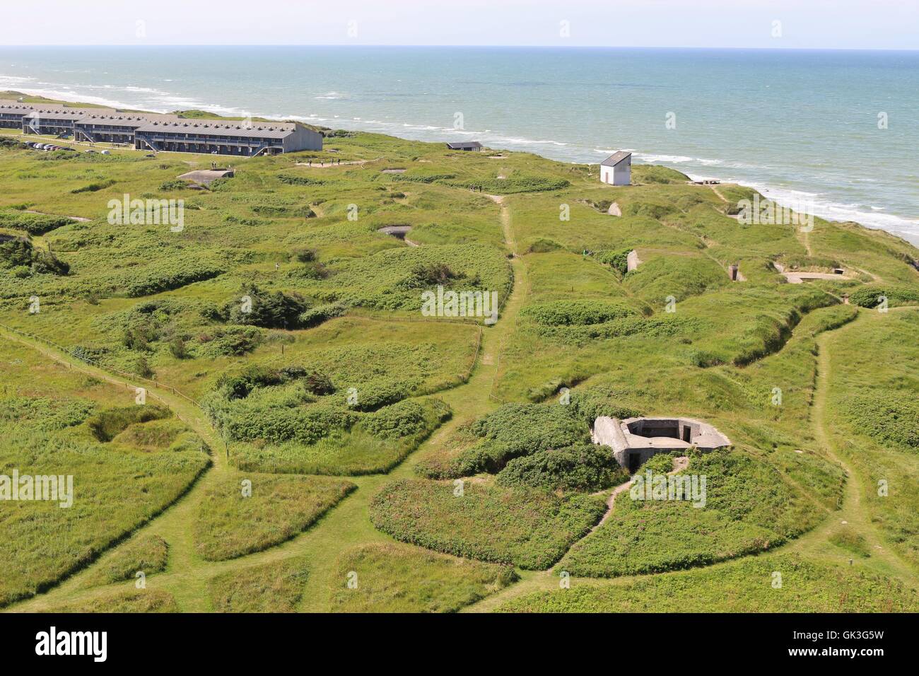 Vue depuis le haut du phare à Hirtshals, Danemark. Pré Vert, vieux bunkers allemands et de la mer du Nord. Banque D'Images