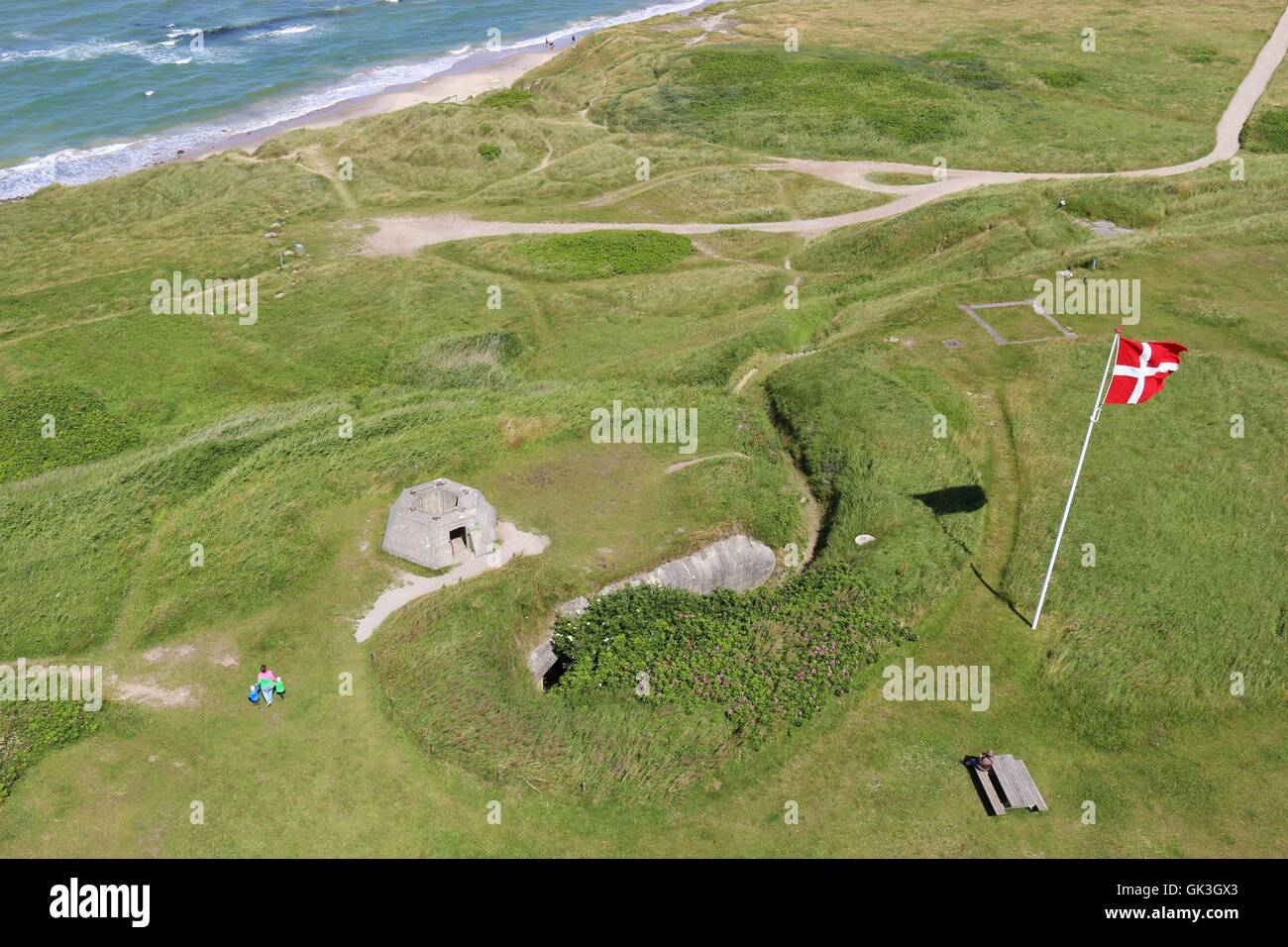 Vue depuis le haut du phare à Hirtshals, Danemark. Pré Vert, vieux bunkers allemands et de la mer du Nord. Banque D'Images