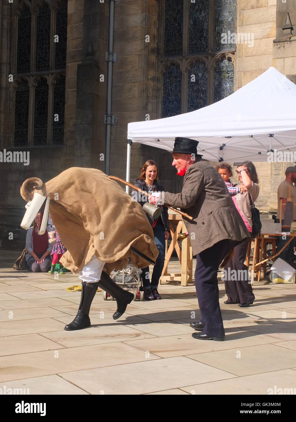 Performance de la Mummers Tup Derby jouer par l'Épée Handsworth Danseurs à l'extérieur de la cathédrale de Sheffield Banque D'Images