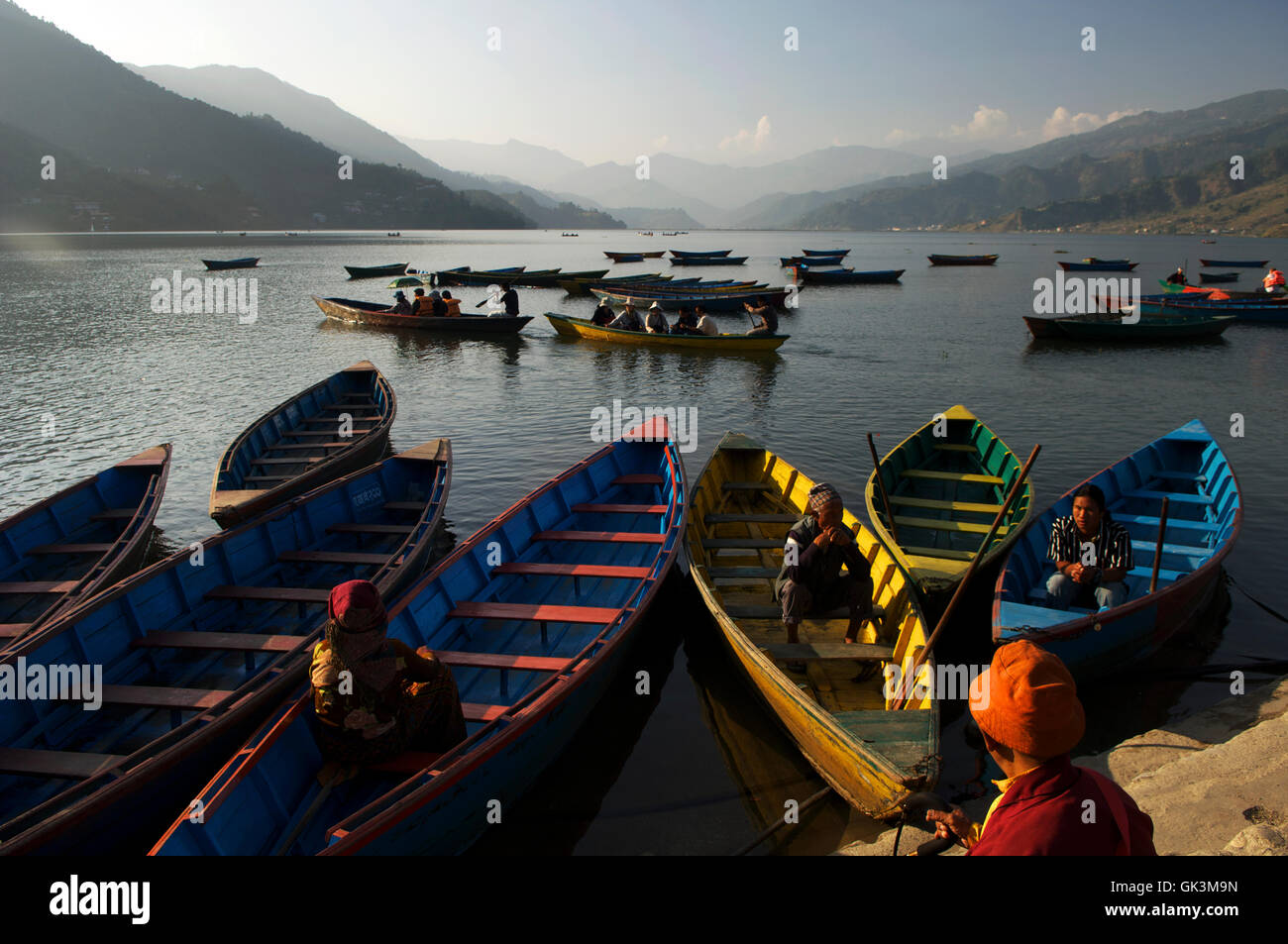 02 déc 2010, Pokhara, Népal, Népal --- bateaux à rames sur le Lac Phewa Tal (Pokhara (Népal) --- Image par © Jeremy Horner Banque D'Images