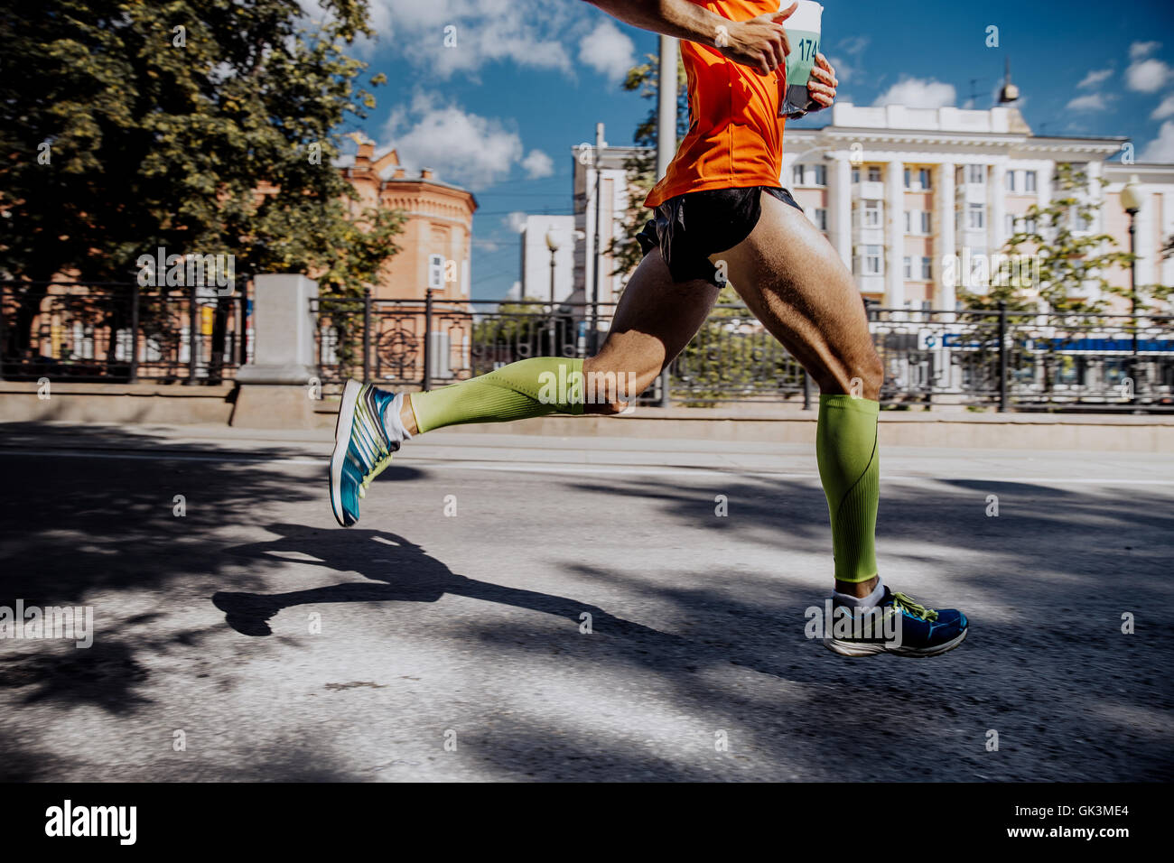 Les jambes d'une jeune athlète masculin de marathon Running chaussettes de compression Banque D'Images