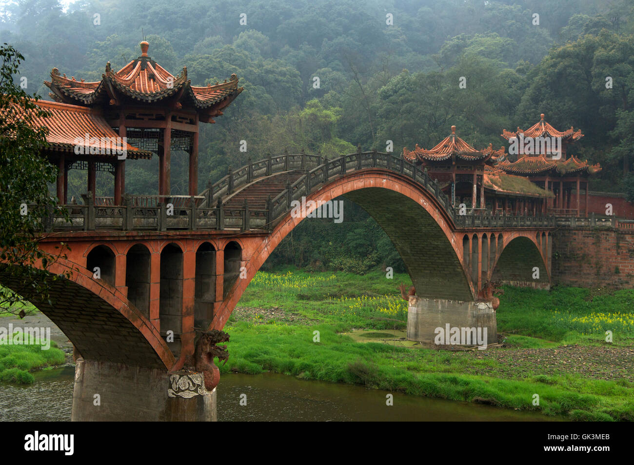 Leshan, province du Sichuan, Chine --- pont menant à Dafo, le Bouddha Géant sculpté dans une falaise, Changsha, Chine --- Image par © J Banque D'Images