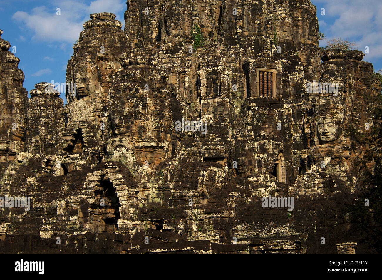 17 Jan 2012, Angkor, Cambodge --- les multiples têtes de pierre sculptées gigantesques du roi Jayavarman VII caractérisent les plus mystiques Banque D'Images