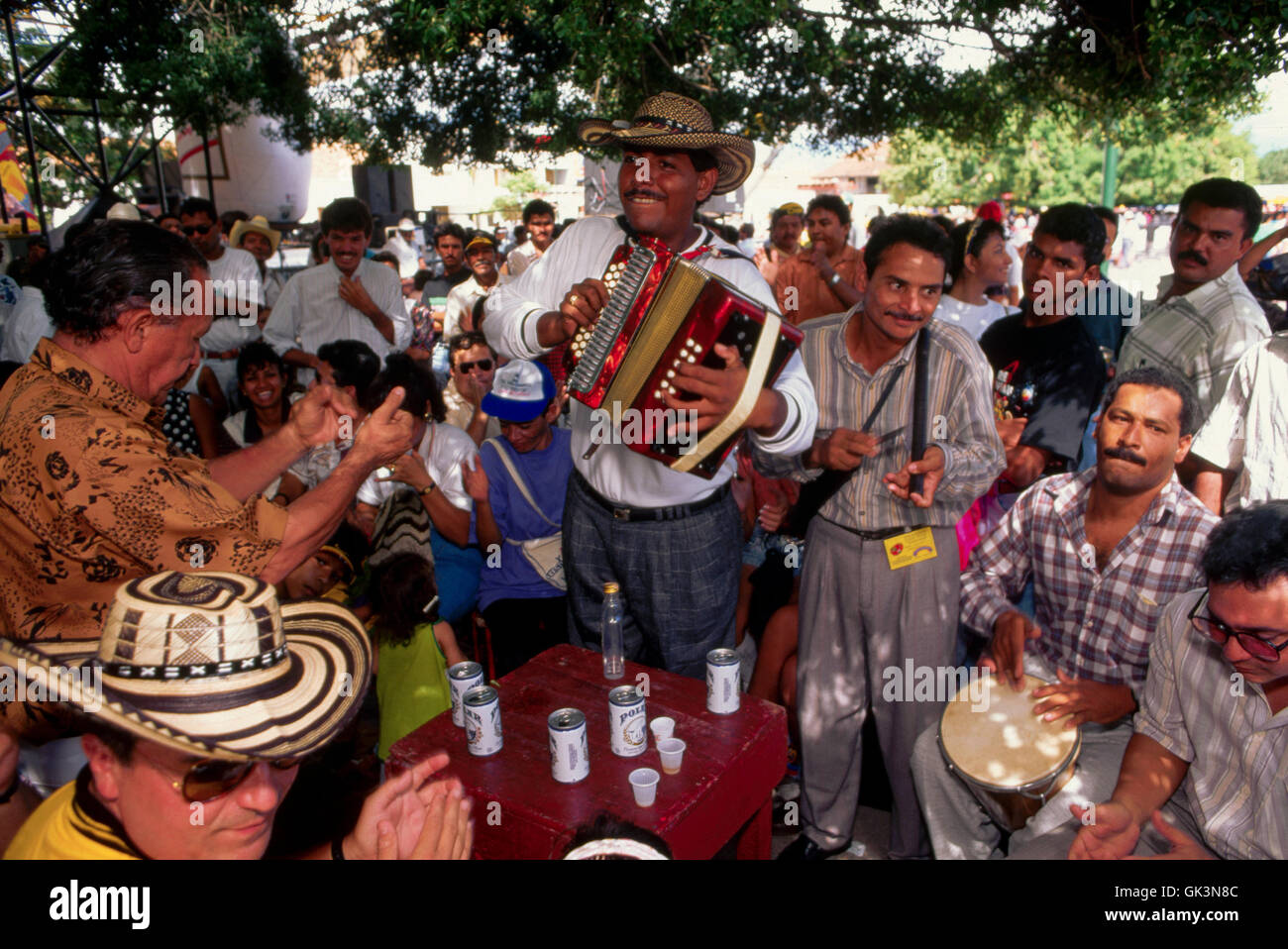 Ca. 1980-1995, Colombie --- spectateurs applaudir au rythme de la musique joué par des musiciens à un Festival Vallenato à Valledupar. Col Banque D'Images