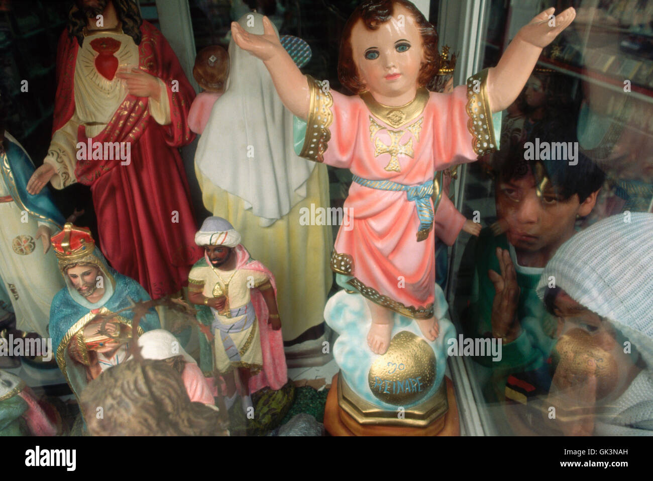 Ca. 1985-1995, Bogotá, Colombie -·-- statuettes aux couleurs vives de l'enfant Jésus, les Sages et la Vierge Marie. | Lieu : Banque D'Images