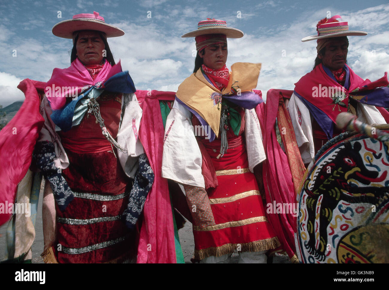 Ca. 1980-1995, Salasaca, Equateur --- danseurs dans un costume lumineux font partie de la célébration du Corpus Christi à Salasaca. --- Banque D'Images