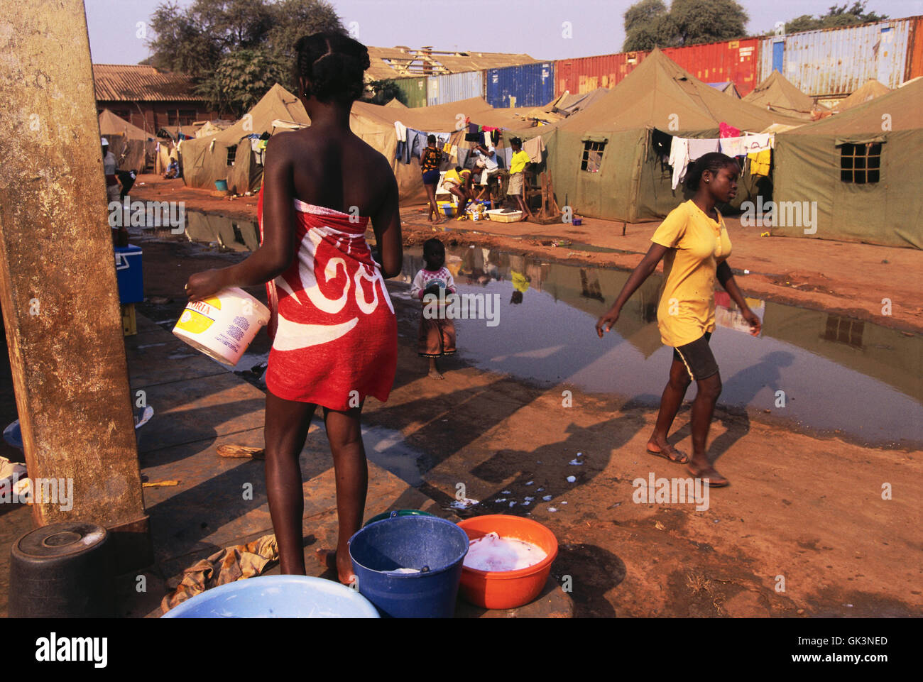Ca. 1990-2000, Luanda, Angola --- Girl La collecte de l'eau au camp de PDIP mal désinfectés Gika --- Image par © Jeremy Horner Banque D'Images