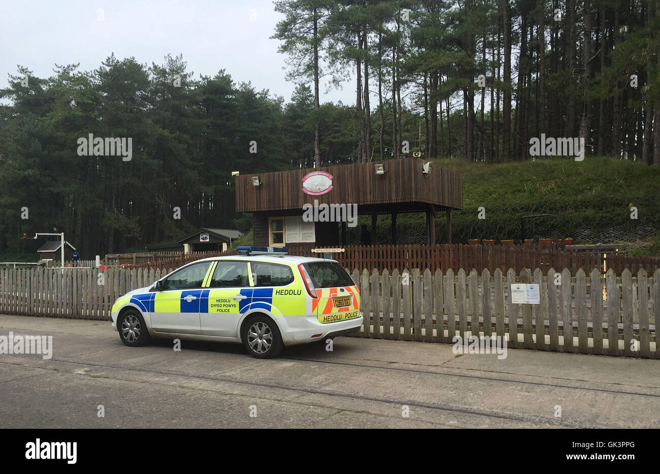 Une voiture de police à l'extérieur du chemin de fer miniature à Pembrey Country Park dans Carmarthenshire, où quatre personnes ont été transportées à l'hôpital après qu'un train a déraillé. Banque D'Images