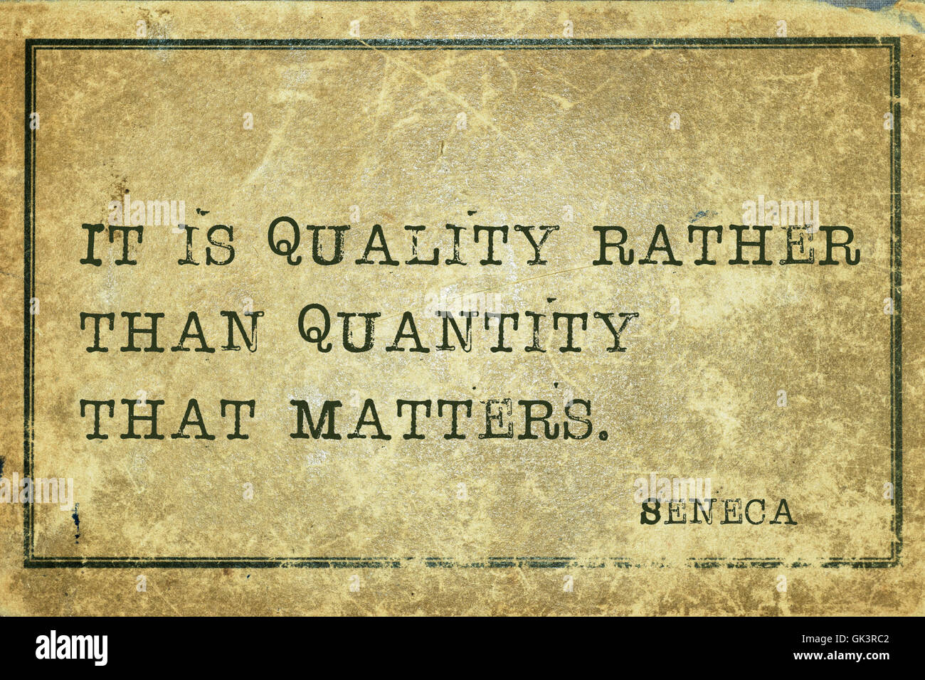 C'est la qualité plutôt que la quantité qui compte - ancient Roman philosophe Sénèque citer imprimé sur carton vintage grunge Banque D'Images