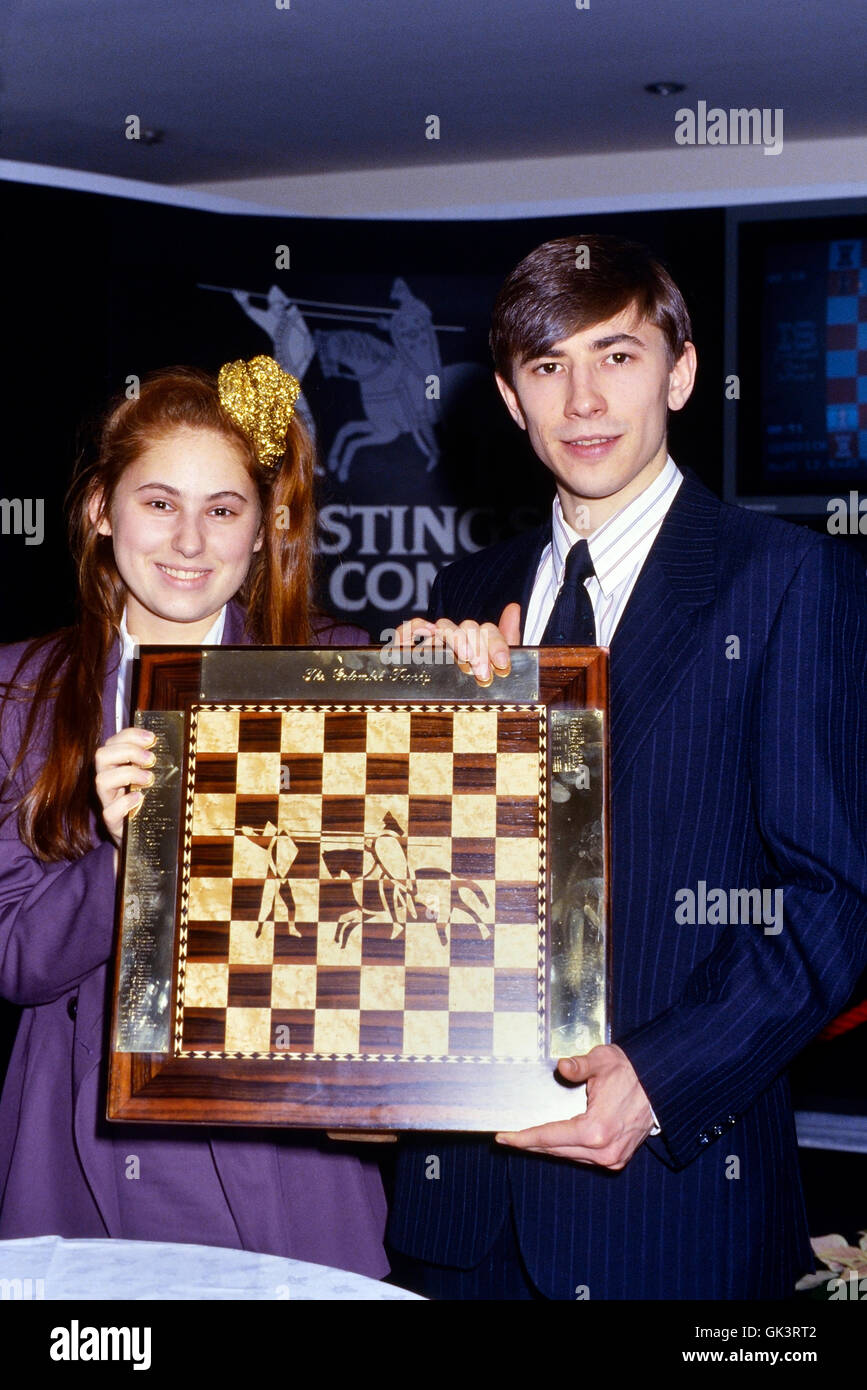 Judit polgar et evgeny bareev tenant le trophée golombek au Foreign & colonial hastings premier tournoi d'échecs 1992/93 Banque D'Images