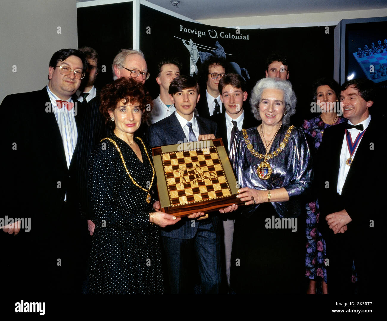 Présentation du trophée golombek à evgeny bareev au Foreign & colonial hastings premier tournoi d'échecs 1990 Banque D'Images