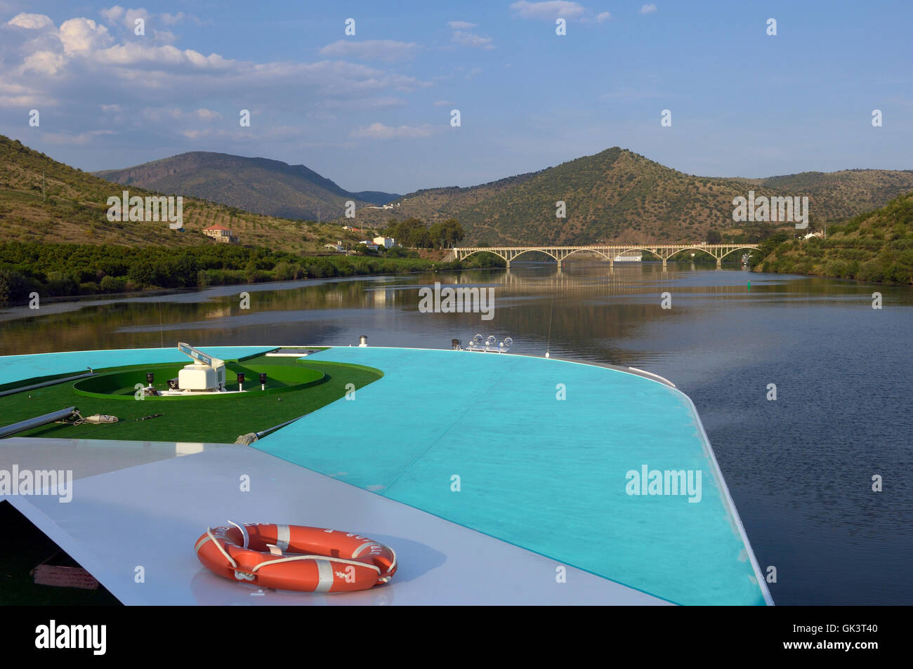 Croisière en bateau de la rivière par le pont routier à Barca d'Alva , Vallée du Douro. Portugal Banque D'Images