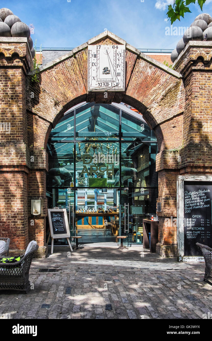 Woolwich, Londres. Le cadran Arch vieille pub et berceau de l'Arsenal Football Club Banque D'Images