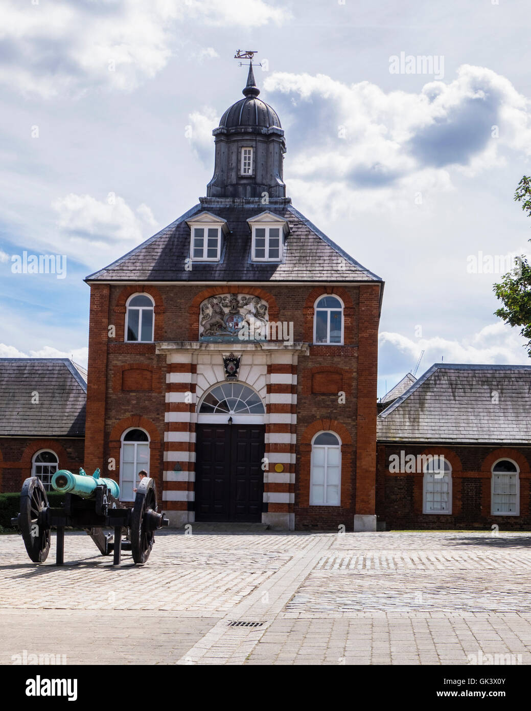 Woolwich, Londres.La fonderie de laiton Royal extérieur de l'immeuble et canon à l'Arsenal Royal, un Riverside Berkeley Homes Development Banque D'Images
