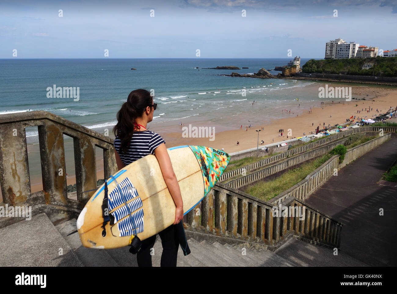 Femme surfer hors de la plage de Biarritz, France Banque D'Images