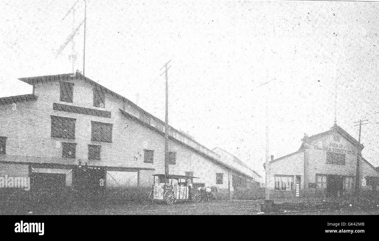 Cette image montre une vue extérieure du Virginia St Dock and Warehouse Co Inc, avec les quais bien entretenus. La structure de l'entrepôt est cruciale pour la manutention des marchandises et les opérations maritimes à Seattle. Banque D'Images