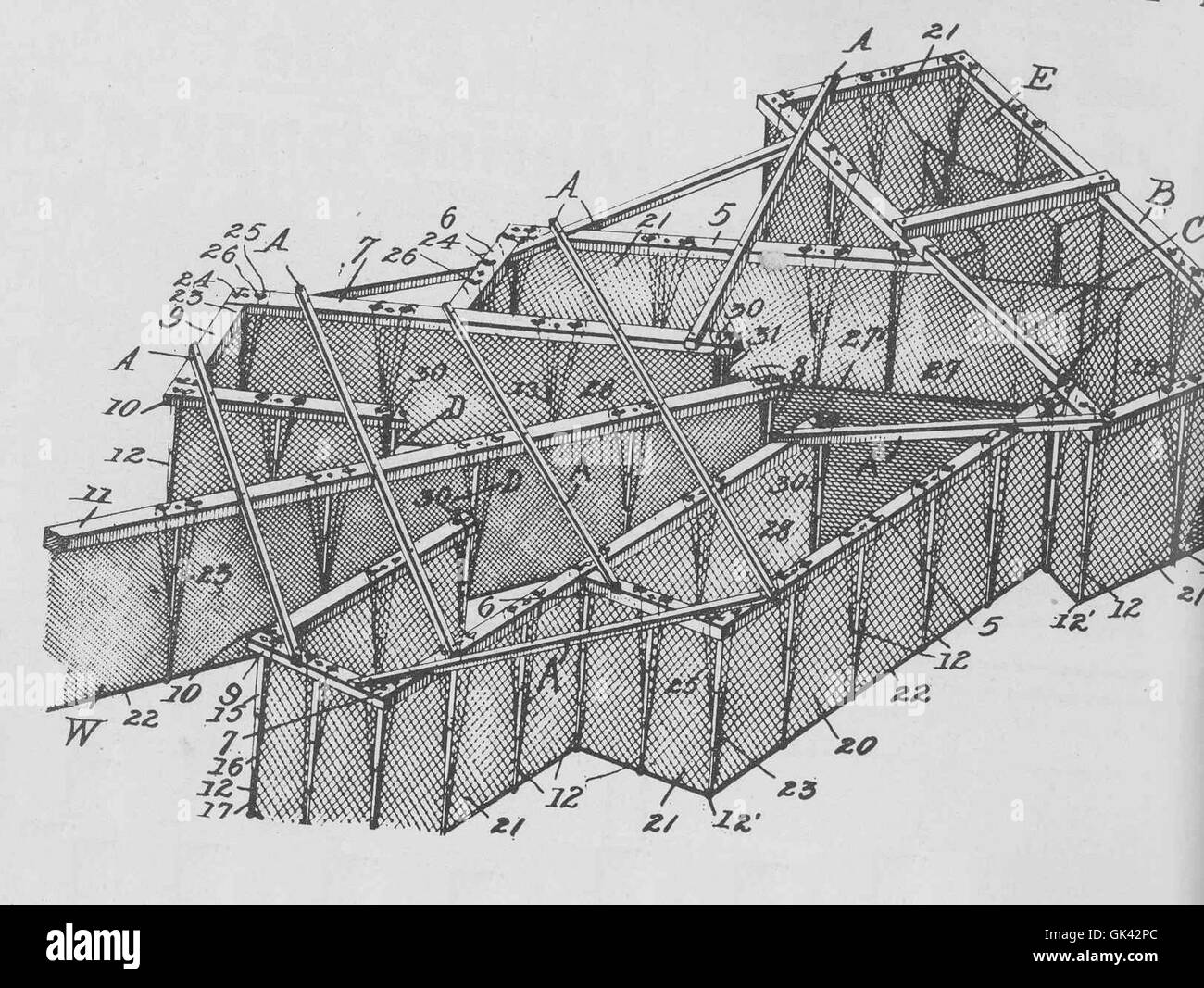 Le Heckman Floating Fish-Trap est un dispositif de pêche conçu pour améliorer l'efficacité dans la capture de poissons pour les conserveries. Ce piège est particulièrement utile pour piéger des poissons en eaux libres, réduire les prises accessoires et augmenter la productivité. Banque D'Images