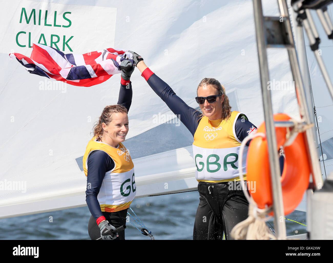 Grand Birtain Hannah's Mills et Saskia Clark (à droite) célébrer l'or dans les 470 femmes Medal Race à Marina da Gloria le treizième jour de la Jeux Olympiques de Rio, au Brésil. Banque D'Images