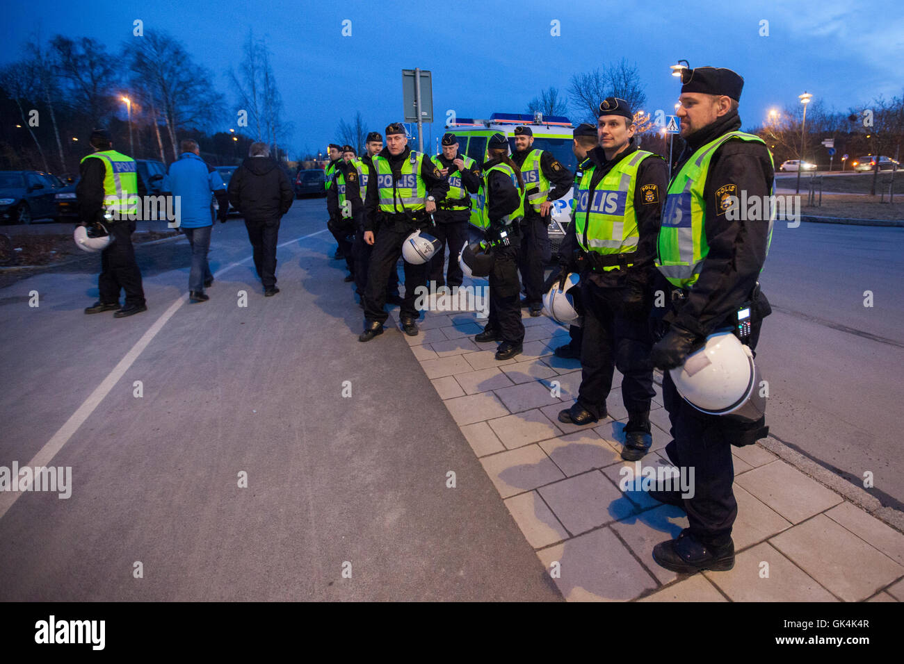 La police anti-émeute sont préparés avant une manifestation. Banque D'Images