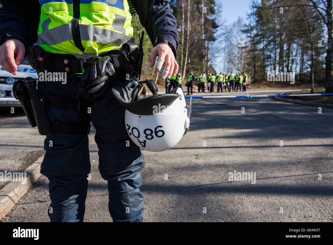 La police anti-émeute sont préparés avant une manifestation. Banque D'Images