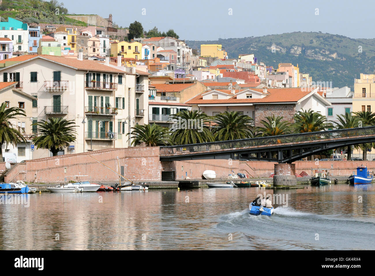 Une jolie petite ville, sur la côte nord-ouest de la Sardaigne, Bosa est dominé par les collines de Serravalle Banque D'Images