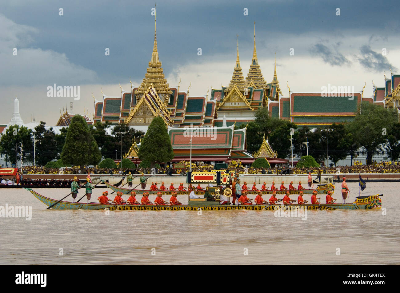 En 1783, Bangkok, Thaïlande --- La Barge Royale procession le long de la rivière Chao Phrya, passé le Grand Palais, pour commémorer sa Maj Banque D'Images