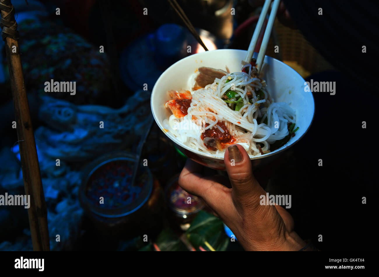 26 Mar 2007, Hue, Vietnam --- Repas de nouilles et de la viande grillée --- Image par © Jeremy Horner Banque D'Images